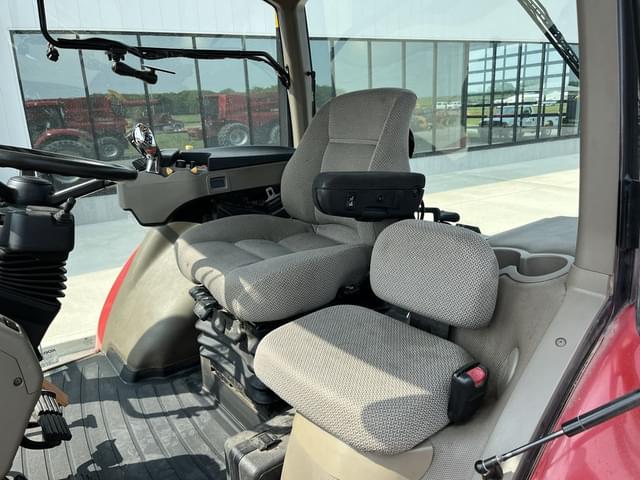 Image of Case IH Magnum 180 equipment image 4