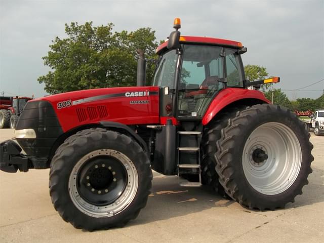 Image of Case IH Magnum 305 equipment image 4