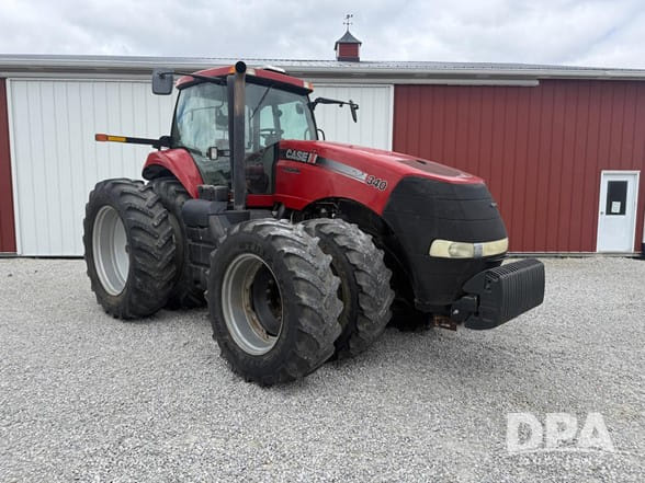 300 - 424 HP Tractors image