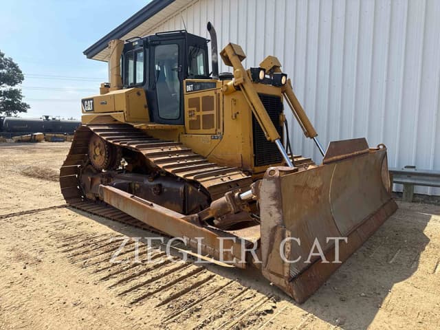 Image of Caterpillar D6T equipment image 1