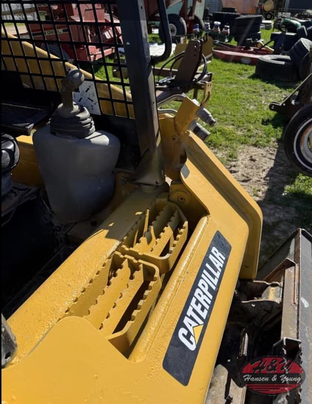 Image of Caterpillar 226B equipment image 4