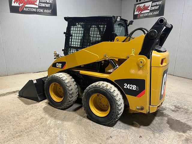 Image of Caterpillar 242B3 equipment image 2