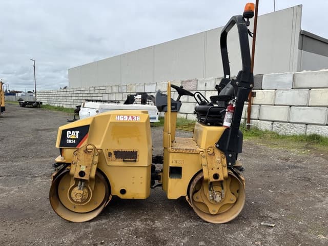 Image of Caterpillar CB24 equipment image 4