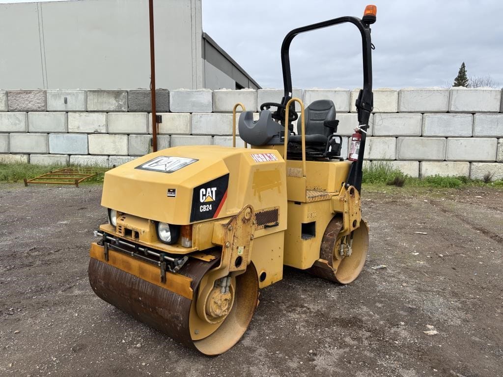 2011 Caterpillar CB24 Equipment Image0