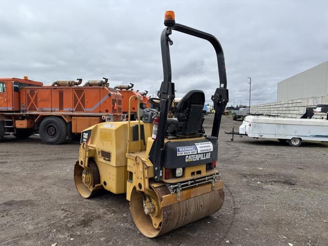 Image of Caterpillar CB24 equipment image 3