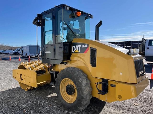 Image of Caterpillar CP44 equipment image 2