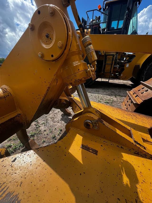 Image of Caterpillar D6T XL equipment image 4