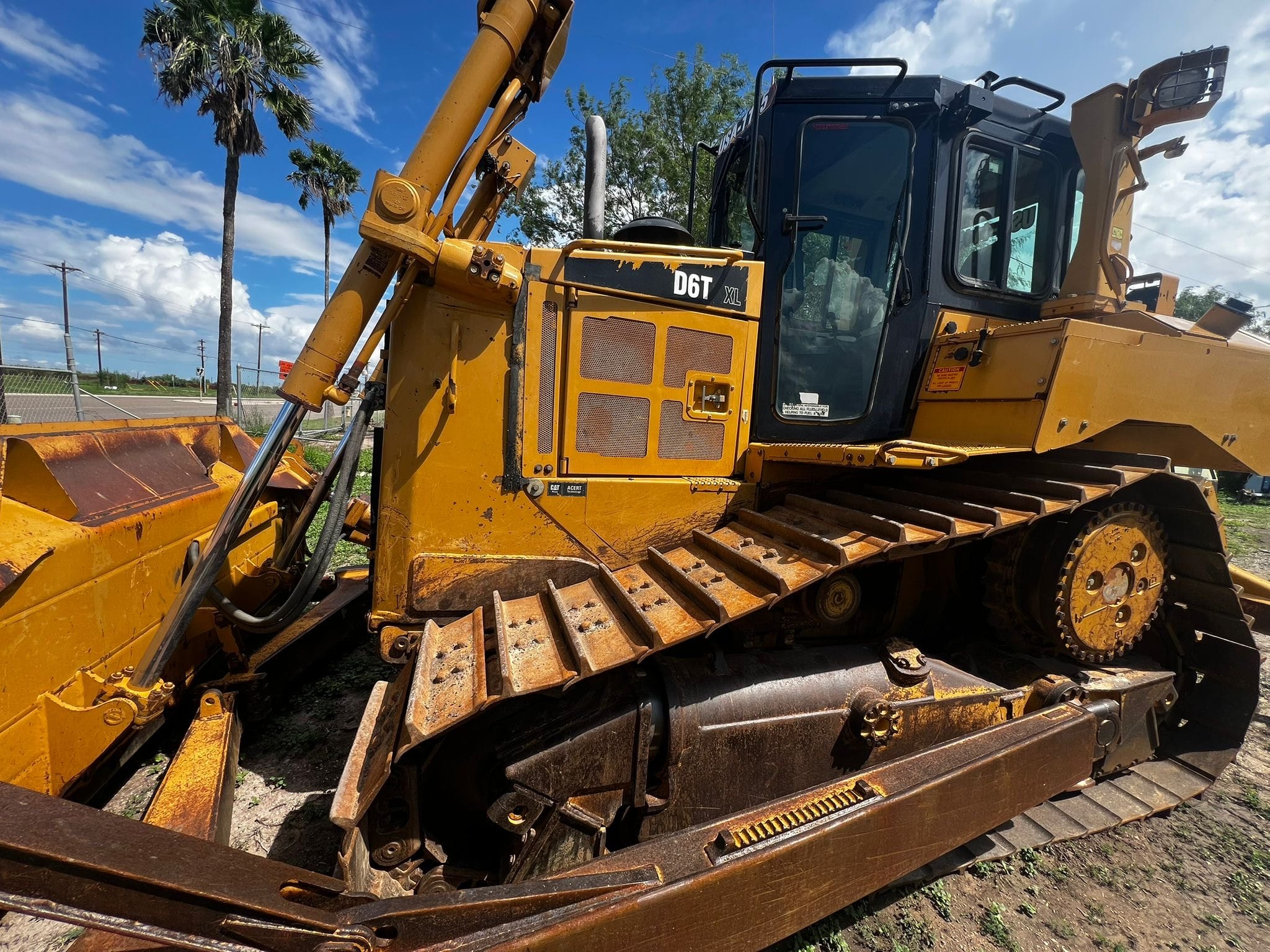 Caterpillar D6T XL Equipment Image0