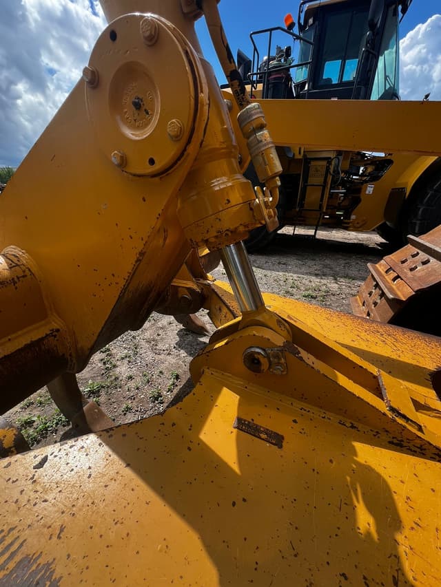 Image of Caterpillar D6T XL equipment image 4
