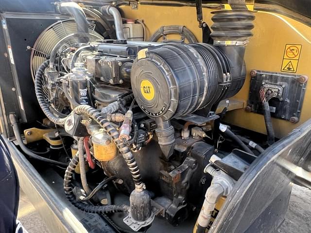 Image of Caterpillar TH407 equipment image 4
