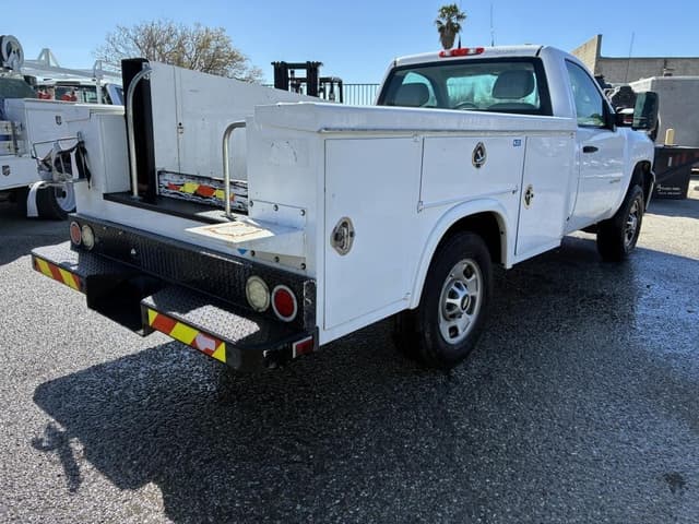 Image of Chevrolet 2500 equipment image 2