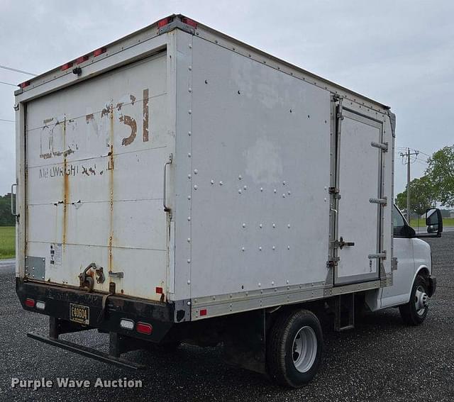 Image of Chevrolet 3500 Express equipment image 4