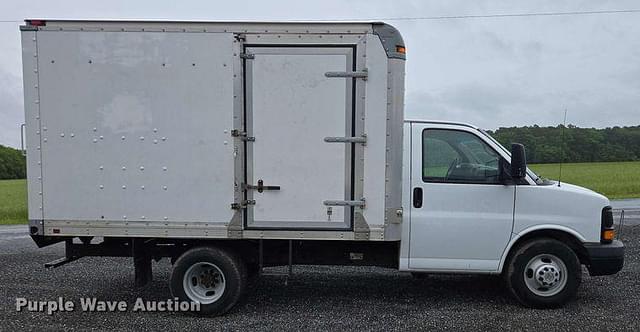 Image of Chevrolet 3500 Express equipment image 3