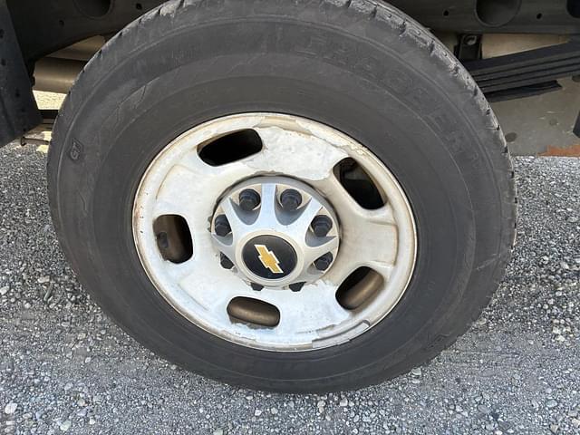Image of Chevrolet 2500HD equipment image 3
