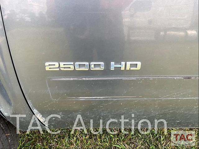 Image of Chevrolet 2500HD equipment image 4