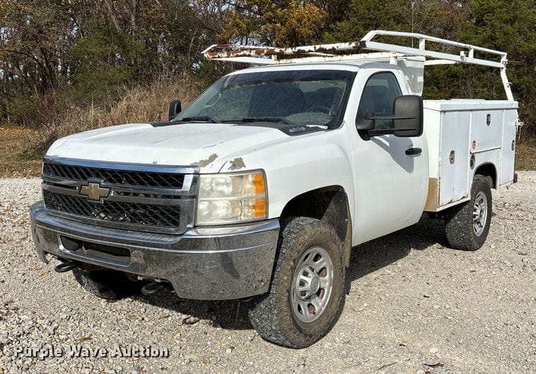 2011 Chevrolet 3500HD Equipment Image0