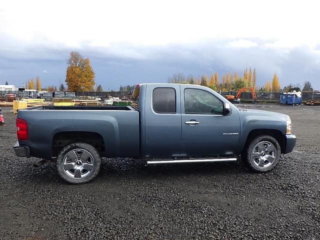 Image of Chevrolet Silverado equipment image 2