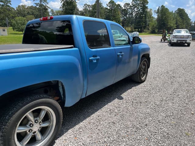 Image of Chevrolet Silverado equipment image 1