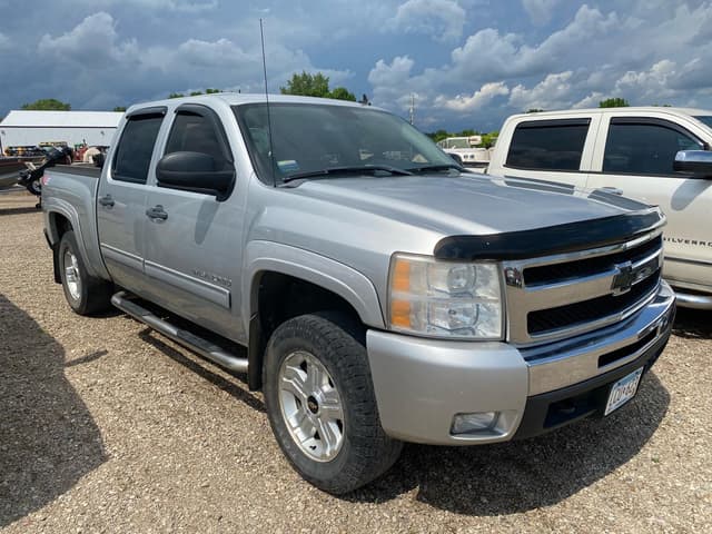 Image of Chevrolet Silverado equipment image 2