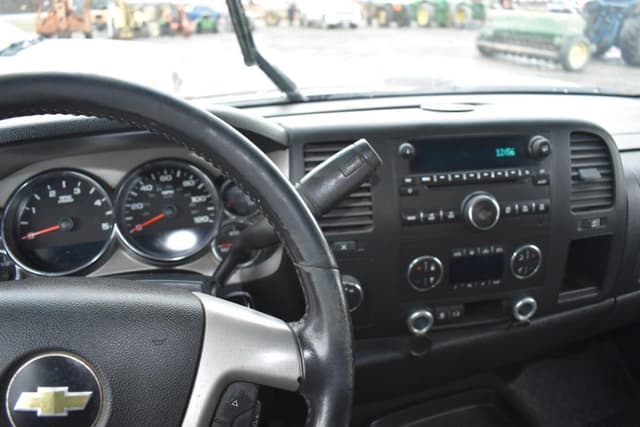 Image of Chevrolet 2500HD equipment image 3