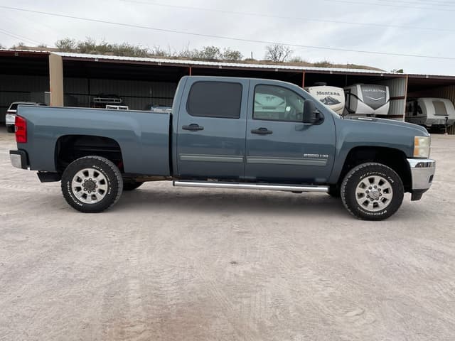 Image of Chevrolet 2500HD equipment image 3