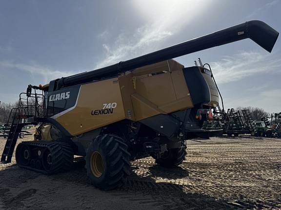 Image of CLAAS LEXION 740TT equipment image 4