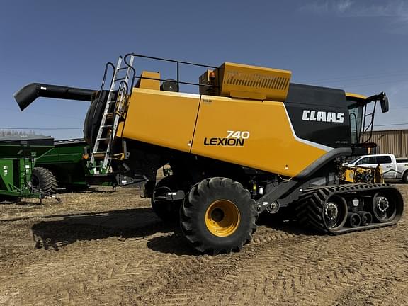 Image of CLAAS LEXION 740TT equipment image 2