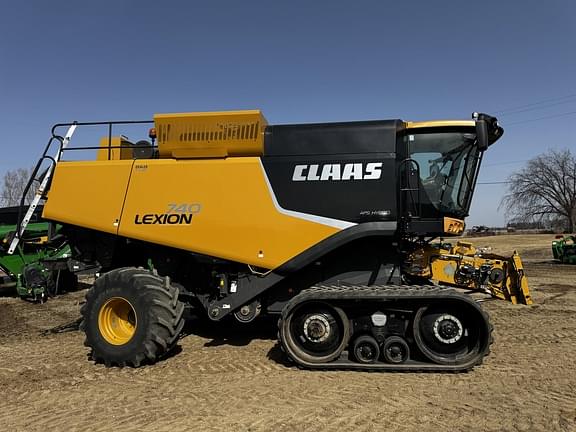 Image of CLAAS LEXION 740TT equipment image 1