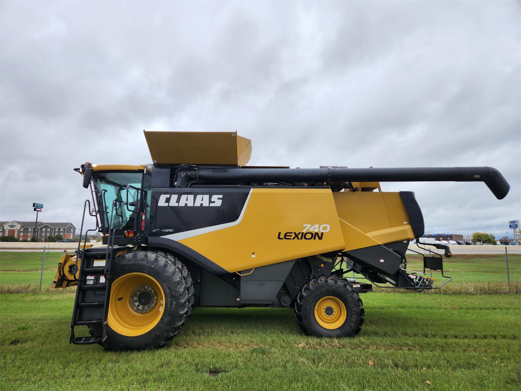 Main image CLAAS LEXION 740