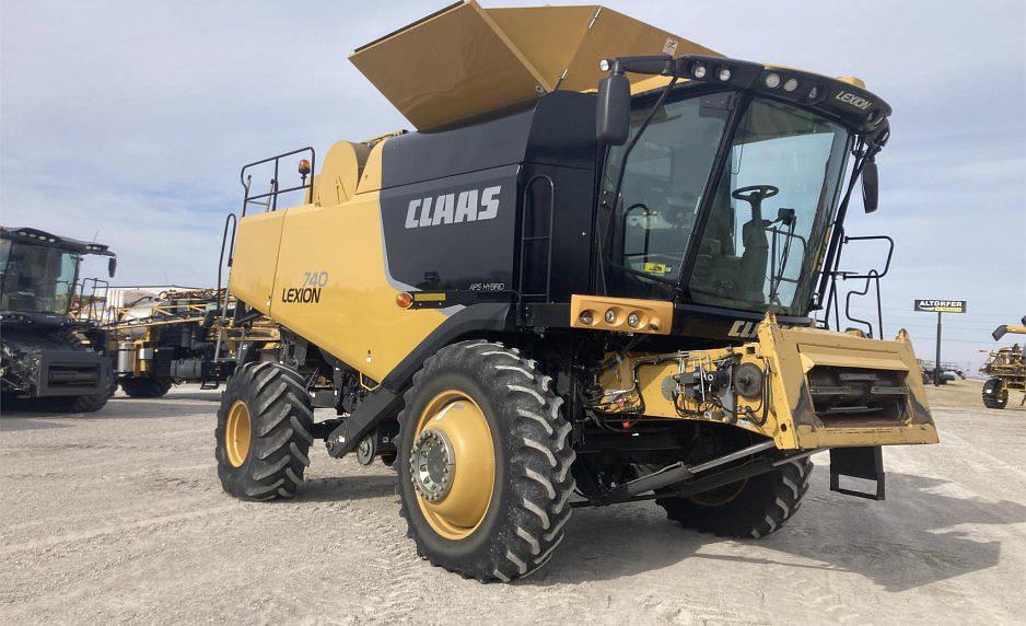 Main image CLAAS LEXION 740 13