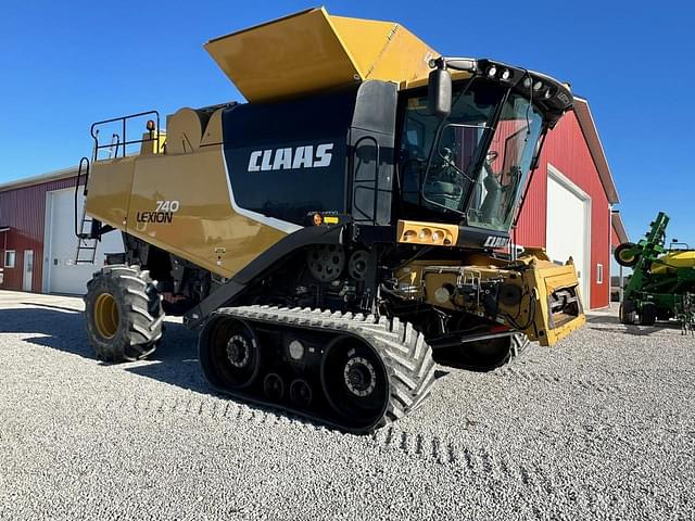 Image of CLAAS LEXION 740 equipment image 1