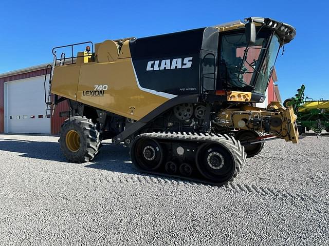 Image of CLAAS LEXION 740 equipment image 2