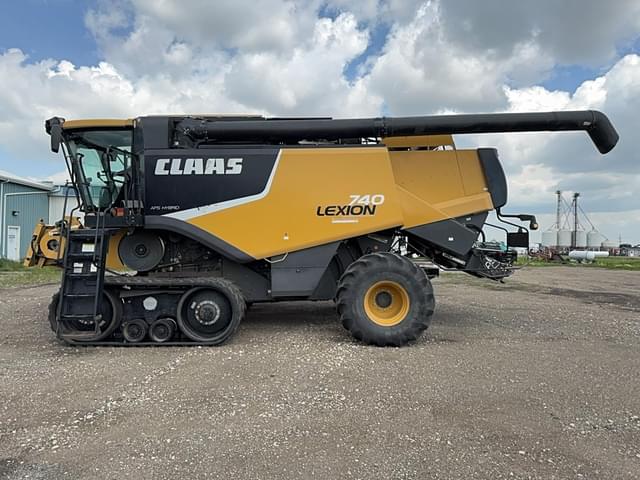 Image of CLAAS LEXION 740TT equipment image 1