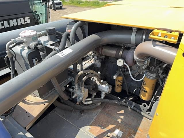 Image of CLAAS LEXION 740TT equipment image 2
