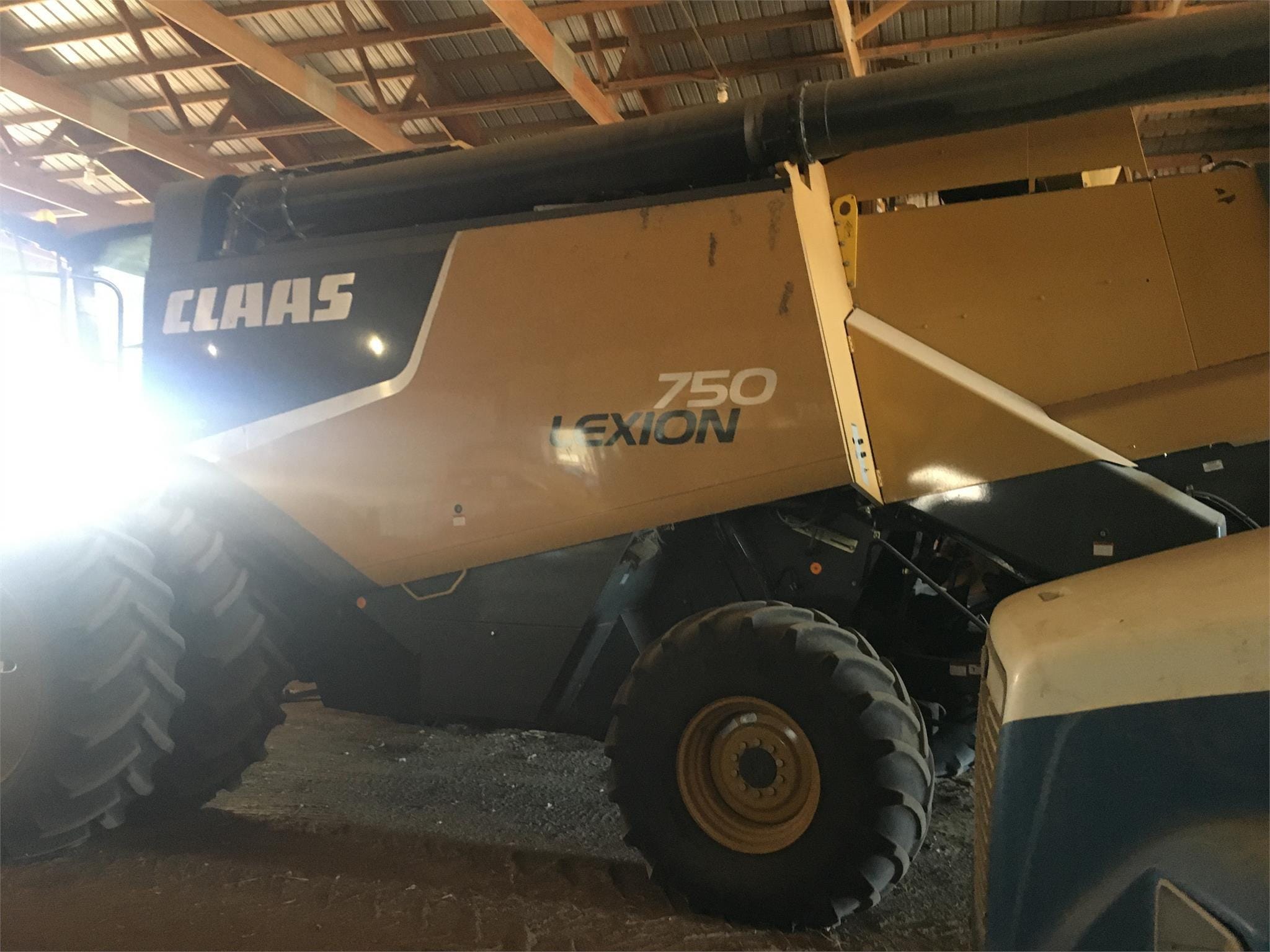 2011 CLAAS LEXION 750 Equipment Image0