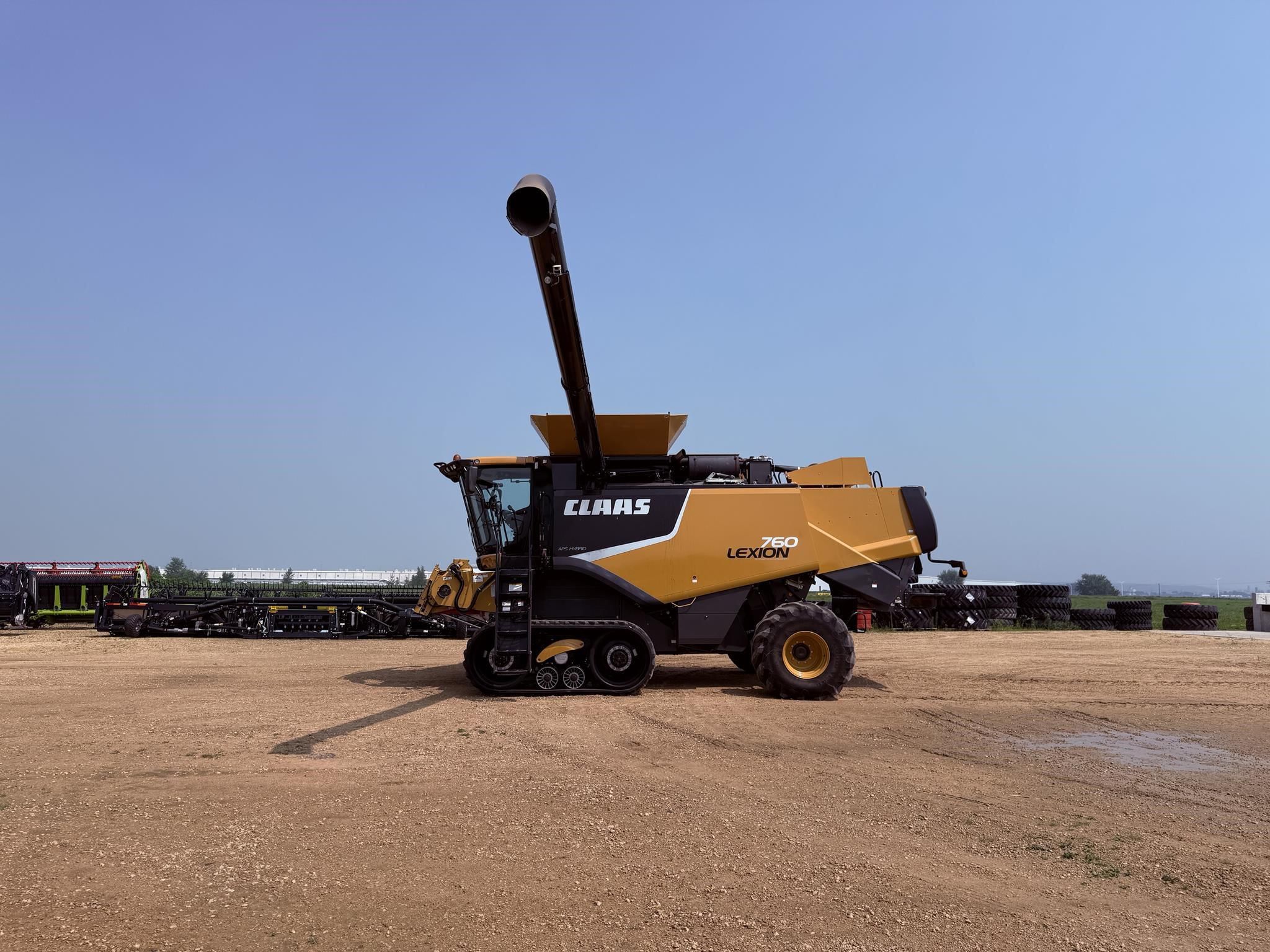 2011 CLAAS LEXION 760TT Equipment Image0