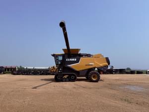 2011 CLAAS LEXION 760TT Image