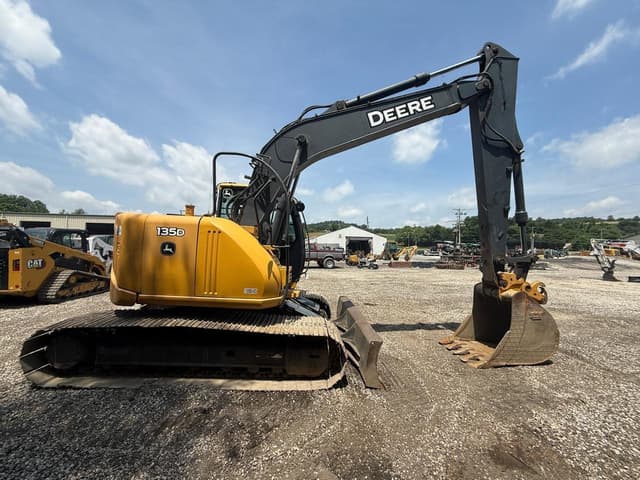 Image of John Deere 135D equipment image 4
