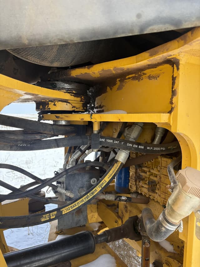 Image of John Deere 544K equipment image 3