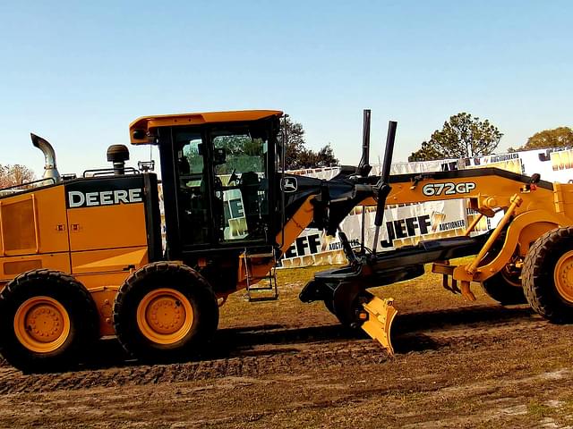 Image of John Deere 672GP equipment image 4