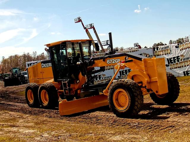 Image of John Deere 672GP equipment image 3