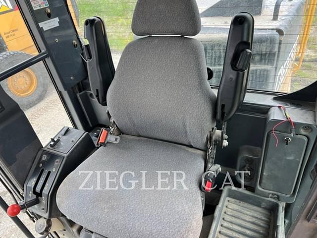 Image of John Deere 770G equipment image 2