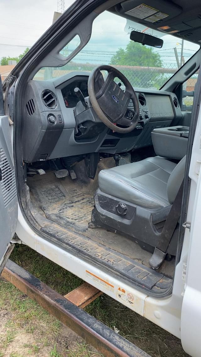 Image of Ford F-550 equipment image 3