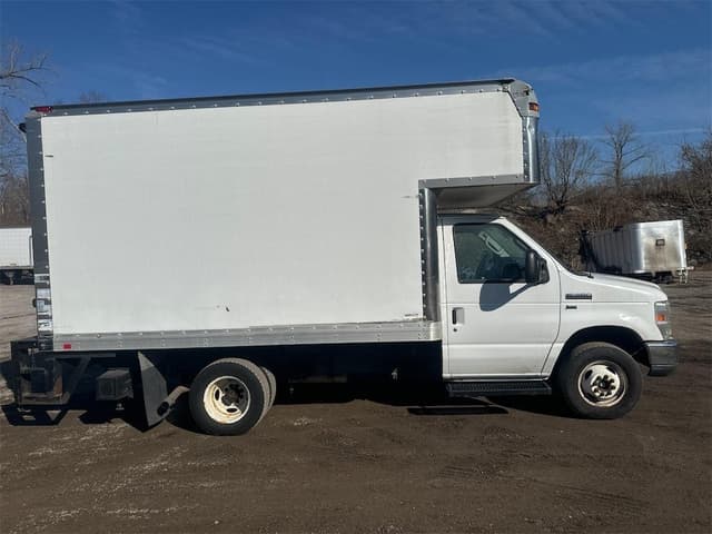 Image of Ford E-350 equipment image 3