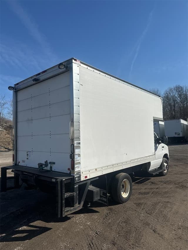 Image of Ford E-350 equipment image 4