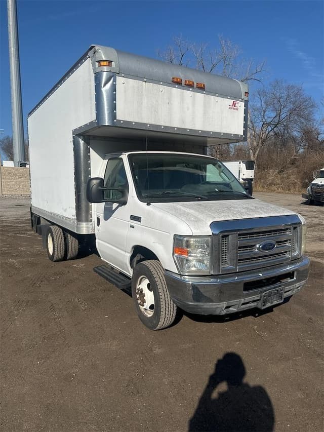 Image of Ford E-350 equipment image 2