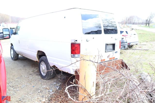 Image of Ford E-350 equipment image 3