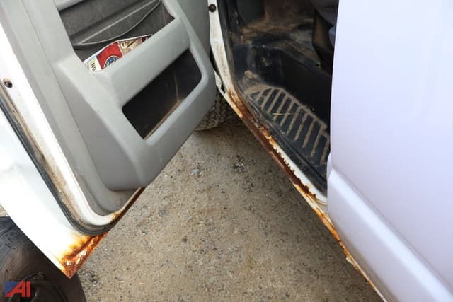 Image of Ford E-350 equipment image 4