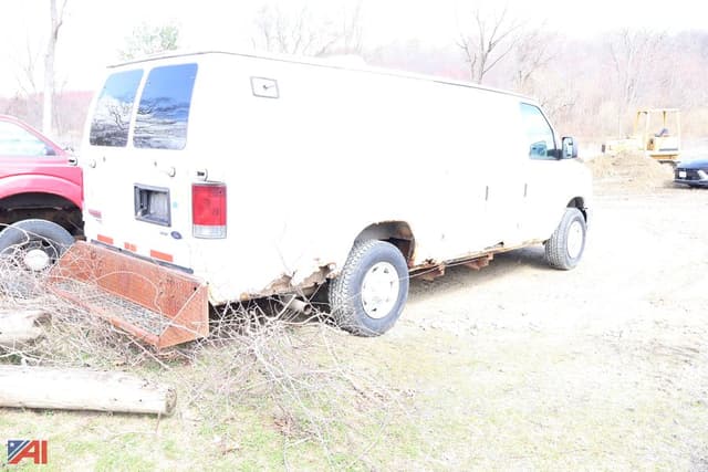 Image of Ford E-350 equipment image 2