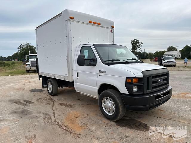 Image of Ford E-350 equipment image 3